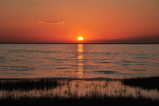 青海湖夕阳坠落精彩景观图