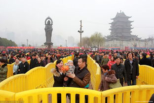 武汉数十万人归元寺拜财神 场面爆棚似春运 