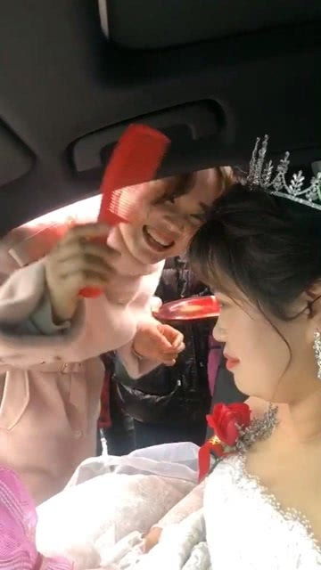 儿女双全的嫂子给新娘梳头,祝福婚后儿女双全 