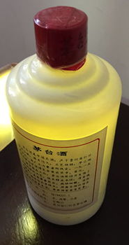 我有一瓶97年出厂的53度五星茅台酒，品相较好，不知能值多少钱？请内行解答一下，谢谢！