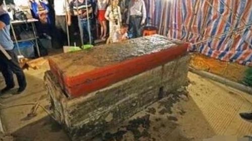 考古挖出巨大红色棺材,棺内一具女尸,专家掀开衣服后吓坏了
