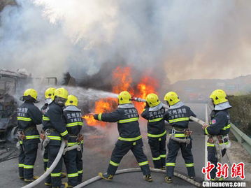 京藏高速公路甘肃境内车辆起火被扑灭 