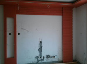 墙要刷白色乳胶漆,地面是米黄色地砖,电视墙是用石膏板做的,左边有两块玻璃隔板还没按,右边是用一条条 