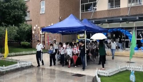 放学突然下雨,后勤叔叔扛起 移动城堡 护送千余名小学生出校园