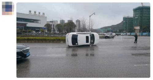 今早银桂大道交通局路段发生车祸,雨天路滑请驾驶人员小心驾驶