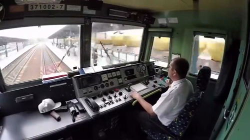 第一视角拍摄司机驾驶火车运行过程,看这操作,还挺简单的 