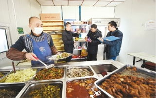 承包一个工地食堂350人左右 每个人一天二十五元 早晚一荤一素 没有承包费跟租金 有的赚吗？