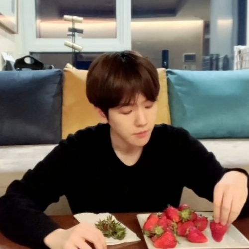 边伯贤为什么喜欢吃草莓
