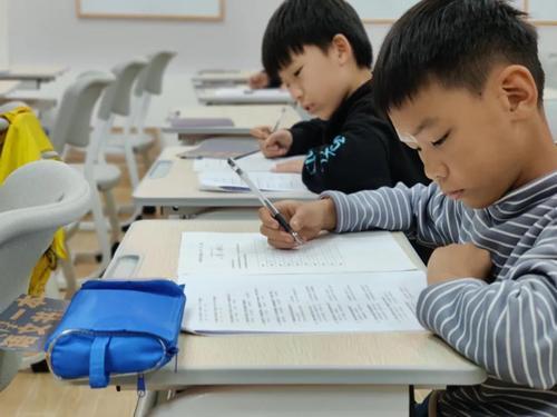 中学生朝5晚10打卡遭投诉,孩子不自律的锅,凭什么学校来背