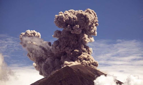 像开汽水一样喷发的火山 印尼梅拉比火山,岩浆充满二氧化碳和水