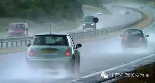 雷雨天如何安全行车