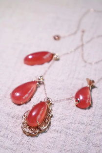 红纹石和草莓晶哪个好 红纹石草莓晶同时戴 可以吗 
