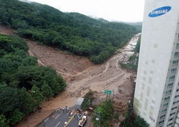韩国百年一遇降雨引发泥石流 数十人死亡 