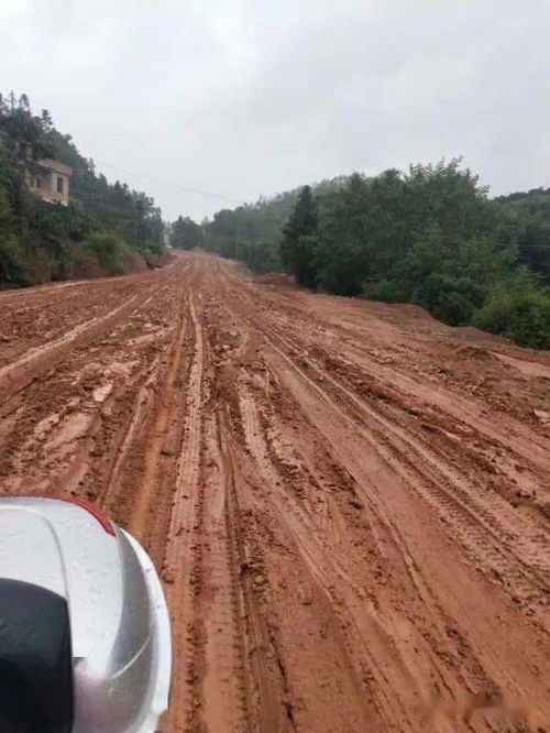 G356线均村段雨天道路泥泞 过往司机请谨慎驾驶