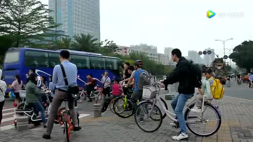 深圳早晨某交通路口坐在爸爸单车后架上的小女孩 似乎还没睡醒呢 