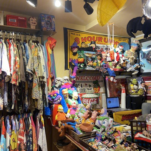 吉林一家贩卖古着饰品玩具和咖啡的商店 
