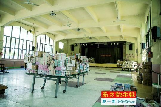 老师冒雨转移课本 暴雨灾区521所中小学如期开学