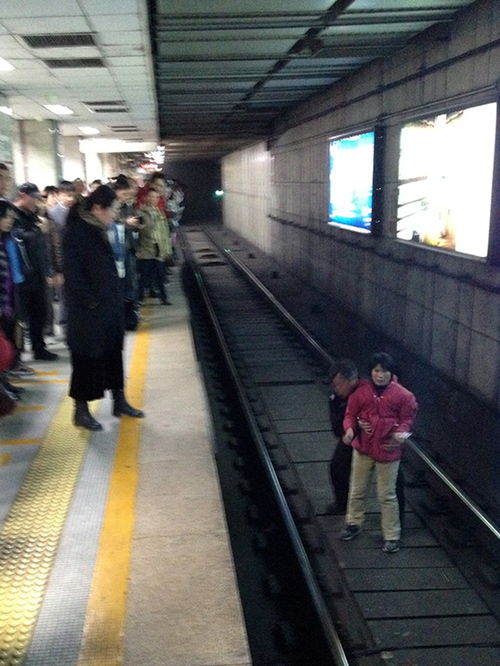 北京地铁一女子跳下站台 逼停在驶列车 