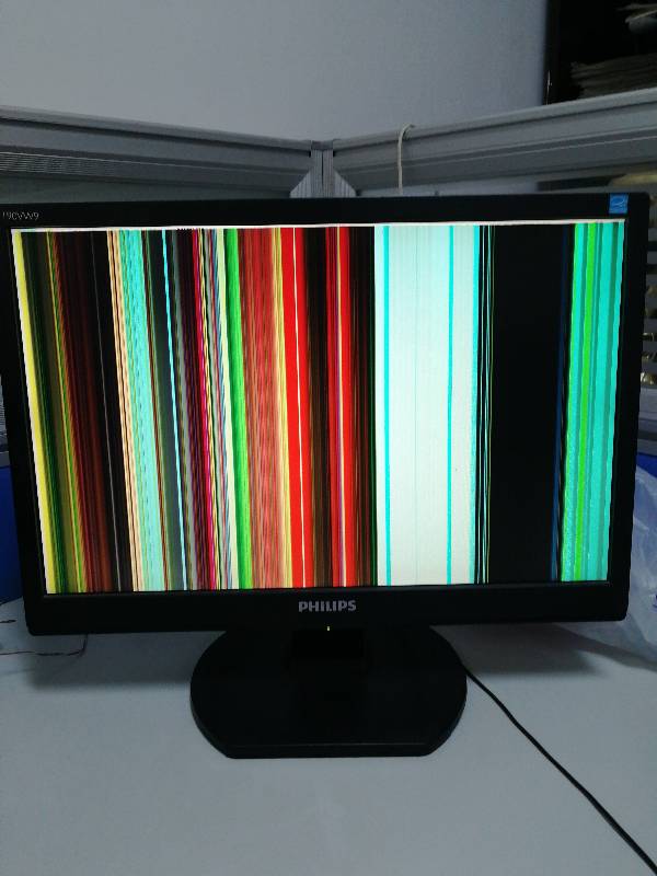 电脑显示器出现彩色竖条纹该怎么办 
