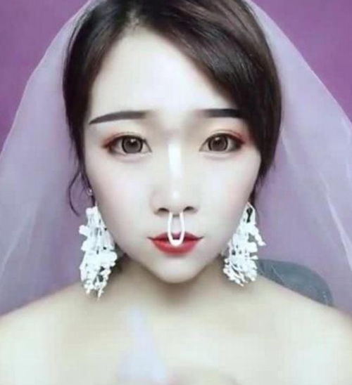 儿子结婚,婆婆让儿媳当众卸妆,卸完妆后亲戚纷纷鼓掌