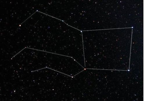 组成秋季四边形的四颗恒星中,有几颗属于飞马座 