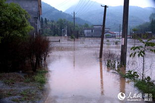 暴雨致湖北省通山县三村庄被洪水围困 消防进村营救转移群众66人 