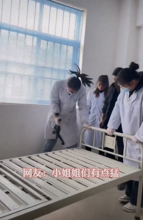 个个下死手 云南一医院搬科室,护士小姐姐暴力强拆病床