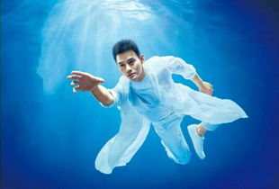 电视里有水下的戏,真是演员在水里睁眼,是怎么拍出这种效果呢