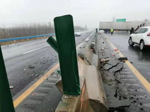 大货车横亘高速路 周口交警冒雨救援保畅通 