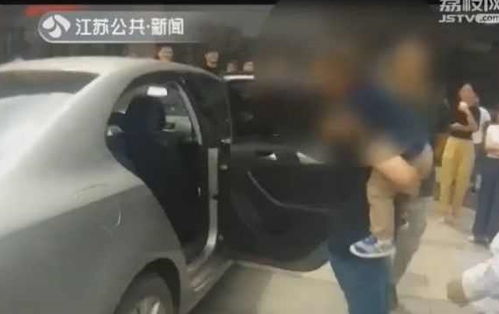 20分钟没事 孩子被锁车里哭得一头汗,妈妈拒绝砸窗,救出时