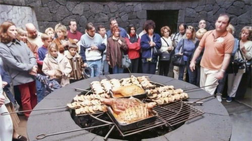 全球最刺激的餐厅,作死老外用火山烧烤,吸引无数游客 
