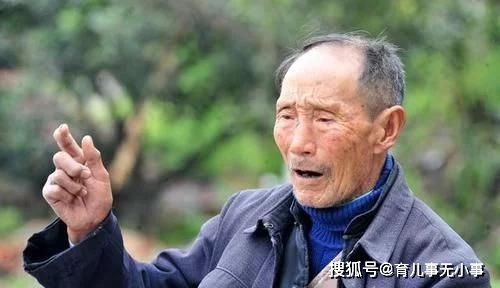 现实 为让三个儿子养老,老人撒谎有50万,去世后儿子翻到照片哭了