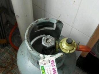图 热水器一套煤气罐是燕鹏燃气的,里面还有没用完的气,一起1 深圳家电 