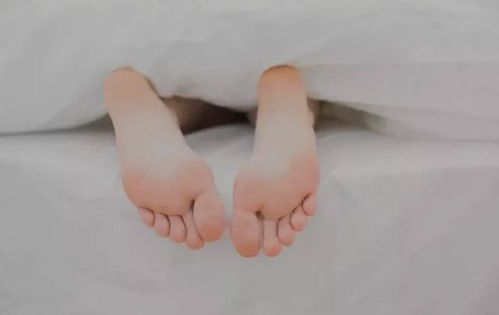 睡觉时,经常把脚 露在外面 ,是好是坏 医生 或与肝脏有关