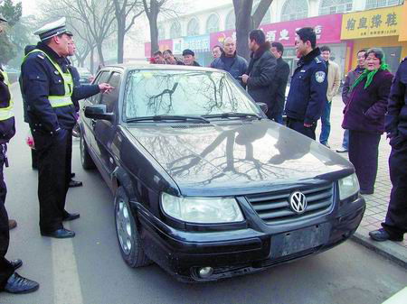 小偷偷车又还车 车主发糖果给路人庆祝 