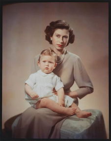 71年前,英女王被父爱包围,生育第一胎时国王父亲为女儿打破传统