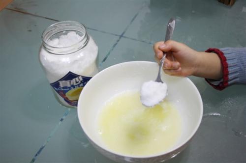 怎样用筷子把蛋清打成奶油状,不要说用打蛋器 