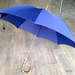 对英国绅士而言,伞是身份的象征