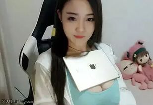 搞笑图片 妹子胸大就是任性,ipad一样玩得转