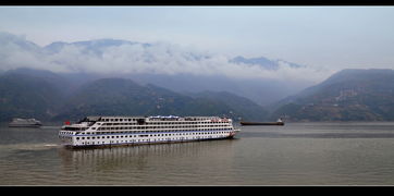 江船上拍长江两岸边的景色 重庆至武汉宜昌