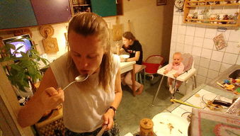 俄罗斯辣妈用自拍杆,记录带娃的辛苦历程 