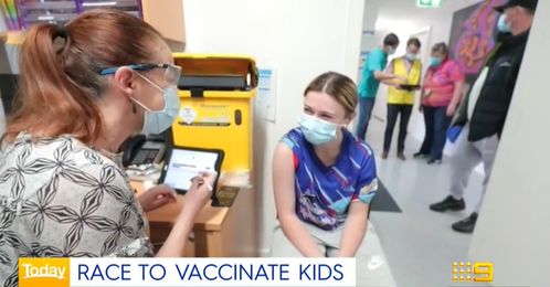墨尔本女孩接种首剂疫苗,鼓励其他孩子不要怕