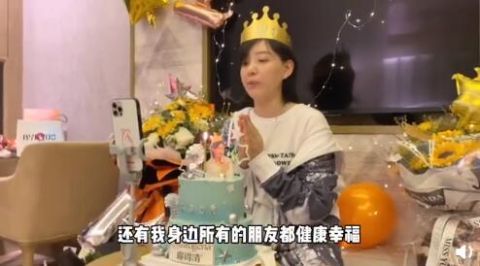 凡尔赛 李斯丹妮一个生日转场4回,被好友喂N个蛋糕