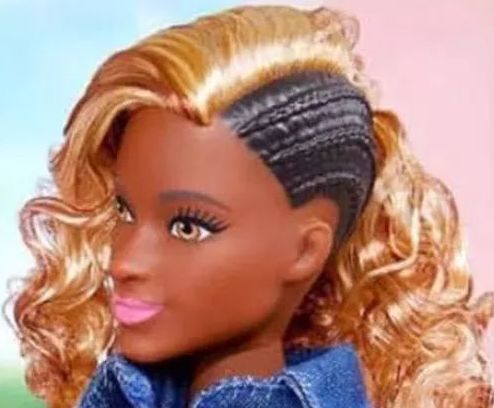美泰推出新款黑人芭比娃娃 网民猛烈抨击新款芭比发型 