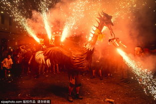 西班牙庆祝传统节日 恶魔 闹街上演火树银花不夜天