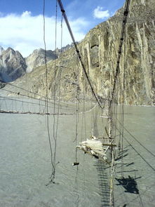 实拍世界上最危险的绳索桥图片 