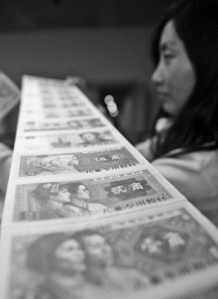 郑州街头儿童版仿真人民币泛滥 外形唬人挂 教材 标签 