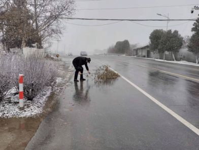 以雪为令齐动员 扫雪除冻保民生