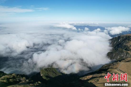 江西武功山风景区现日月同辉美丽景观