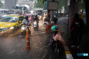 泰国曼谷下起大雨 道路被淹 